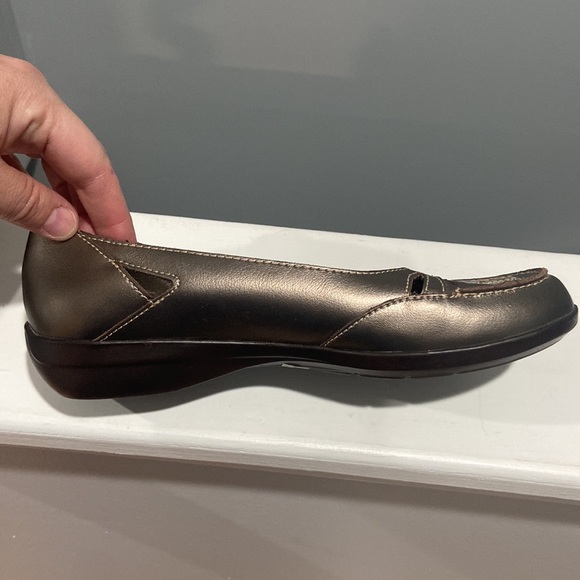 Clarks bendable leather flats slip ons Metallic bronze EUC size 7 - Picture 7 of 13
